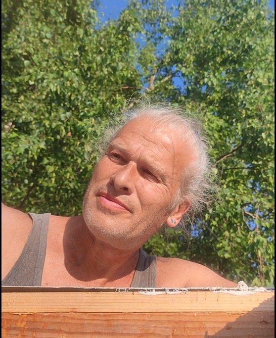 Afbeelding van Leo die een dakraam installeert in het dak van een caravan